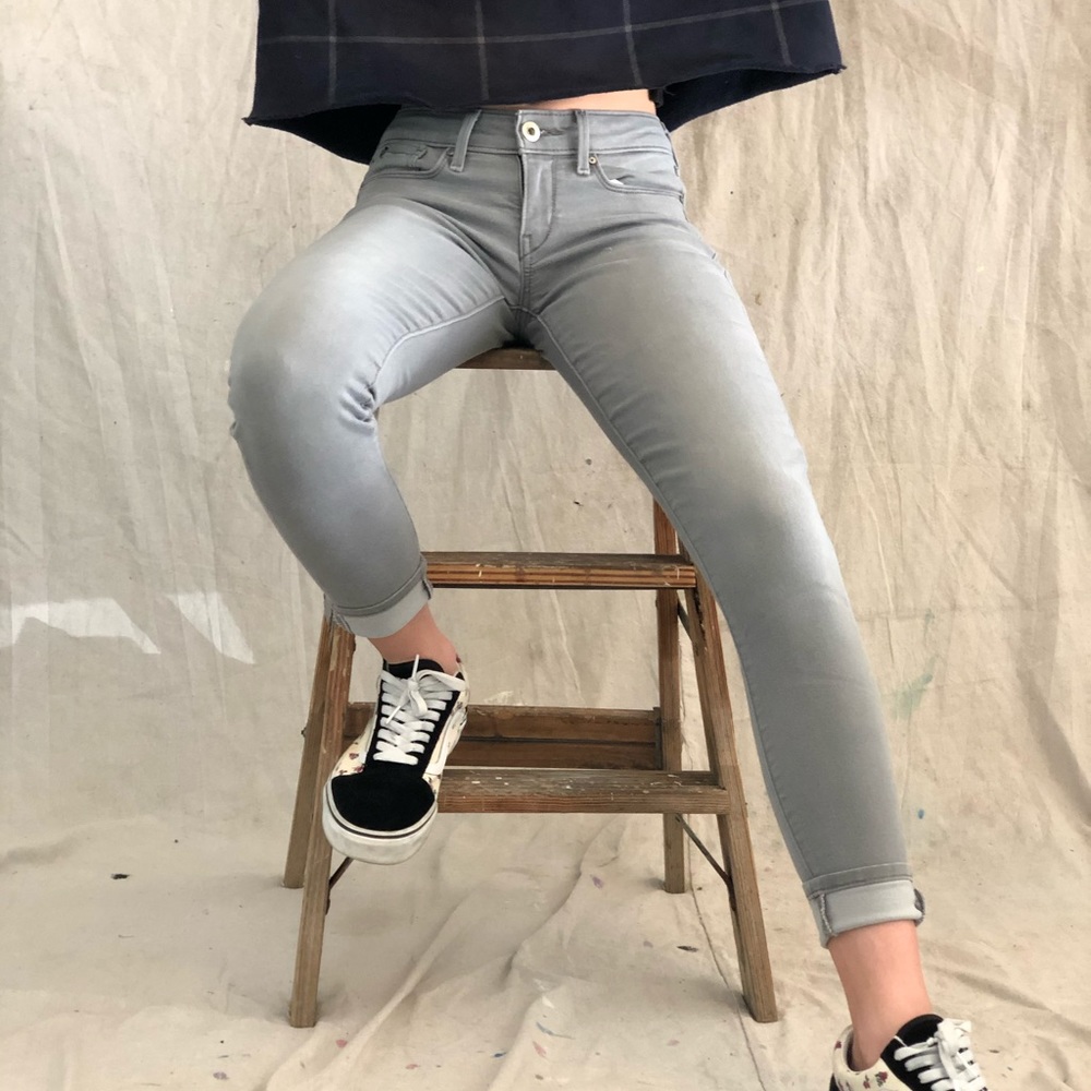 Junior’s DENIZEN Levi’s grey jegging size 0